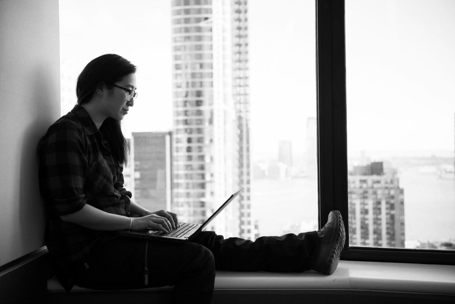 Equipo analizando datos financieros en reunión estratégica