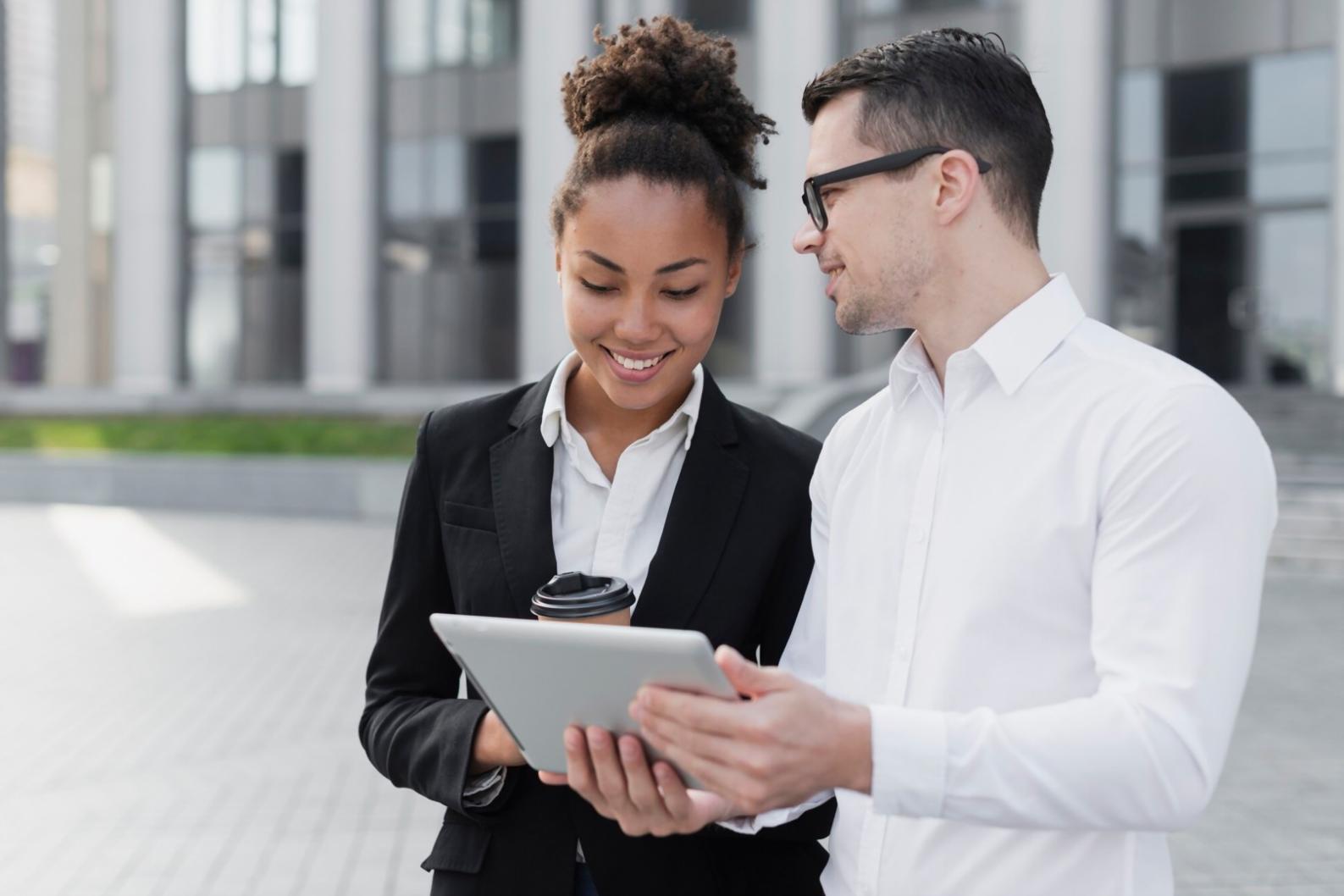 Grupo de profesionales colaborando en análisis financiero