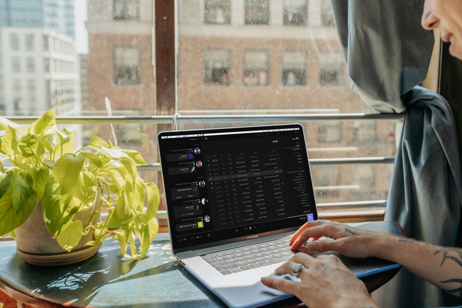 Persona analizando datos financieros en un entorno profesional