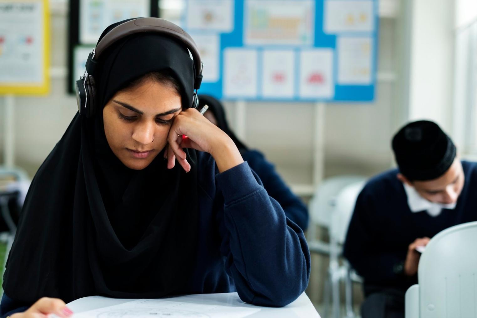 Sesión de trabajo en equipo desarrollando estrategias de crecimiento empresarial